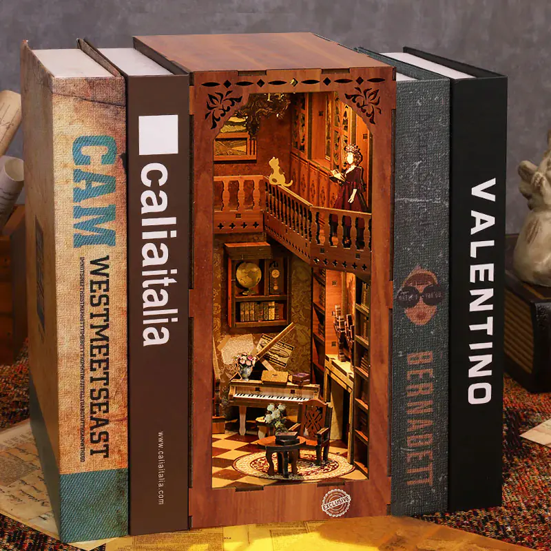 Eine Miniaturszene im Stil einer Piano Library Book Nook, eingebettet zwischen Büchern, mit warmem LED-Interieur, Holztreppe, Klavier, Vintage-Möbeln und detailreicher klassischer Arbeitszimmerdekoration.