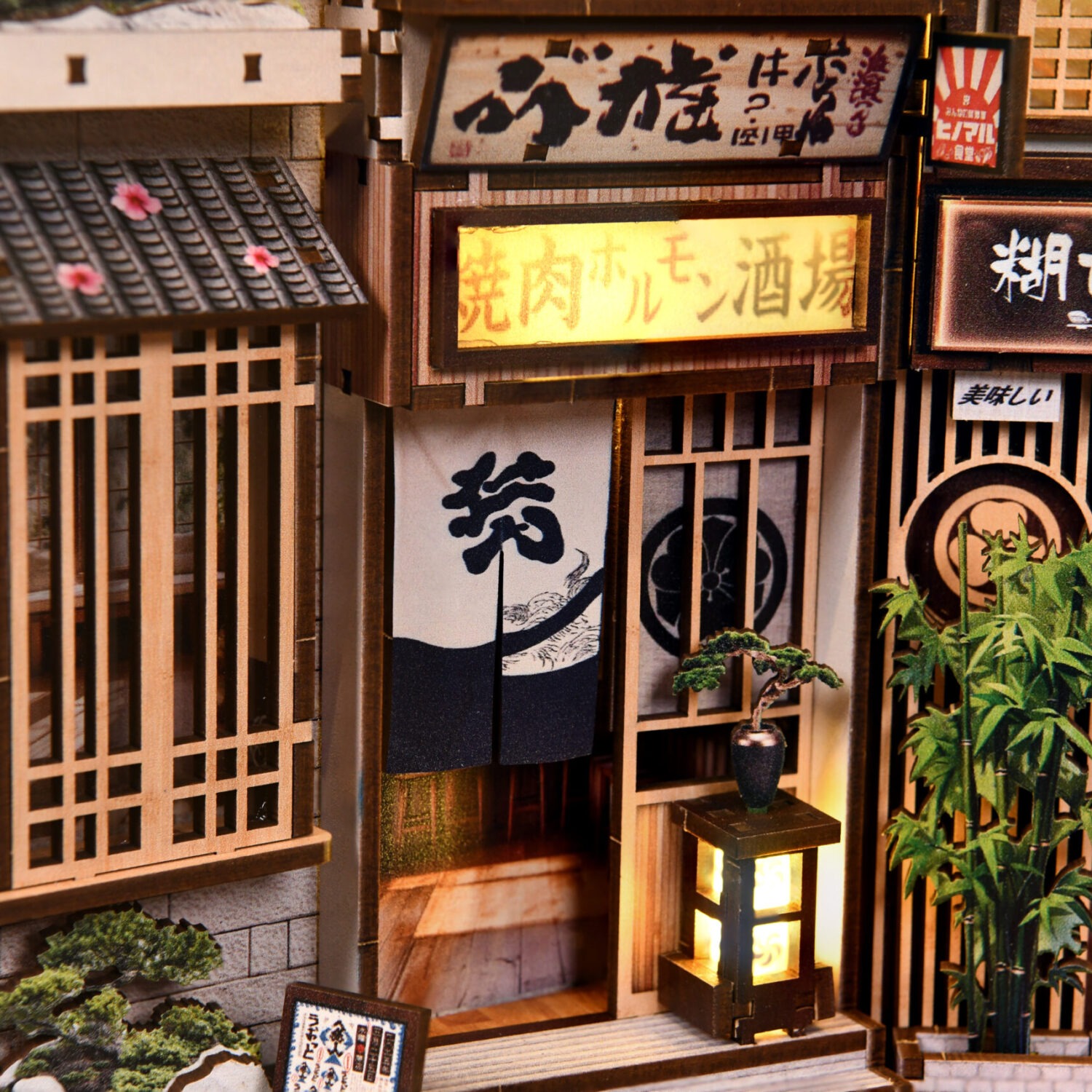 Japanische Gasse Book Nook DIY Miniatur mit Laternen und Ladenfront Details als gemütliche Regaldekoration