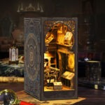 Astronomie Museum Book Nook DIY Set mit Miniatur Sternwarte, Planetarium Details und warmer LED Beleuchtung
