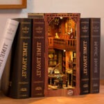 Victorianischer Book Nook zwischen Büchern als stilvolle Regal Dekoration mit gemütlicher Miniatur Bibliothek