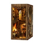 Seitliche Ansicht des Ancient Book Collection Room Book Nook mit Bücherregalen, Treppe und nostalgischem Miniaturdesign