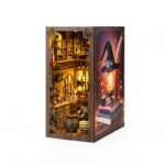 Seitliche Ansicht des Magic Night Book Nook mit Zauberhut, Tränken, Büchern und detailreicher Fantasy Miniatur