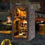 Seitliche Ansicht des Astronomy Museum Book Nook mit antiken Instrumenten, Sternbildern und Weltraum Dekoration