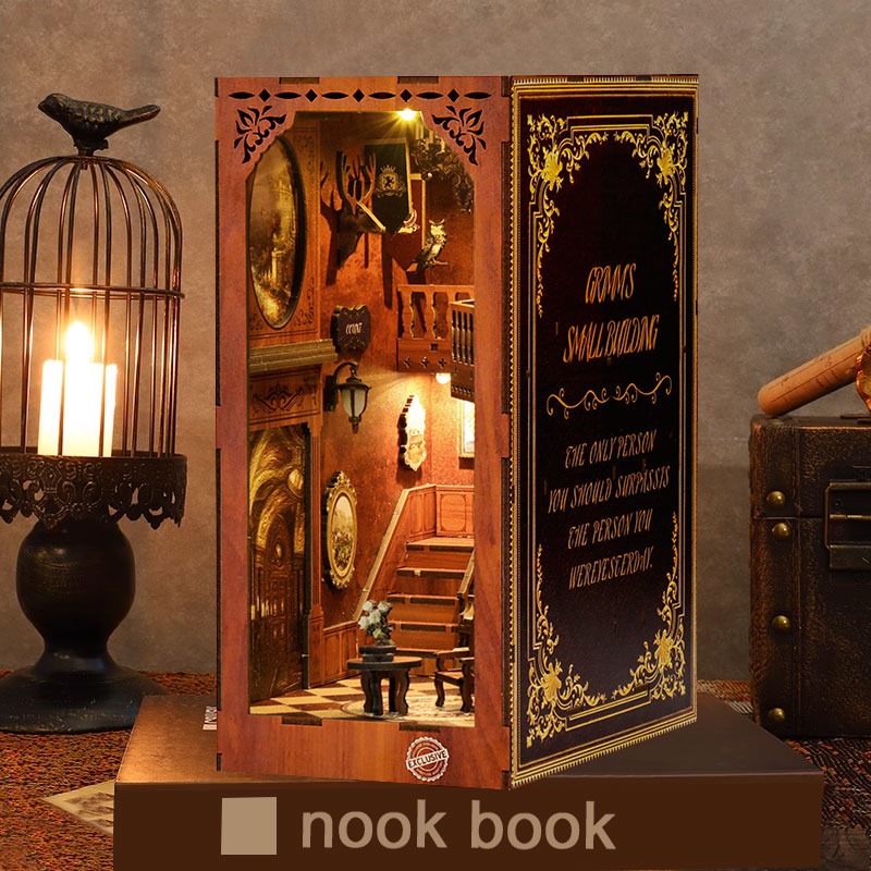 Grimm’s Fairy House Book Nook als Miniaturzimmer mit geöffneter Tür, warmem LED-Licht, detailreicher Treppe und nostalgischer Vintage-Dekoration.