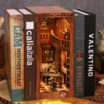 Klassischer Library Book Nook auf dem Bücherregal mit antikem Stil und warmer Beleuchtung für Zuhause