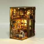 Geöffnetes Magic Night Book Nook mit Zauberbibliothek, Regalen, Tränken und fantasievoller Miniatur Einrichtung
