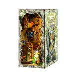 Seitliche Ansicht des Secret World of the Forest Book Nook mit Feenfiguren, Schmetterlingen und detailreicher Waldszene