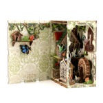Geöffnetes DIY Book Nook Kit mit magischem Wald, kleinen Häusern, Pflanzen und liebevollen Miniaturdetails