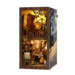 Miniatur Kunststudio Book Nook aus Seitenansicht mit Atelierdetails und dekorativen Gemälden