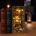 Zauberhaftes Magic Night Book Nook zwischen Büchern, kleine Fantasy Welt als dekorative Miniatur fürs Regal