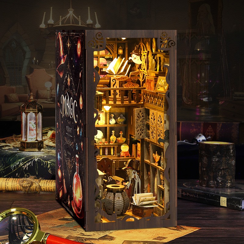 Magic Potion-Buchstützen-Diorama, das einen fantastischen Alchemieraum mit Zaubererfigur, Zaubertrankflaschen, Bücherregalen und warmer LED-Beleuchtung für eine magische Miniatur-Szene zeigt.