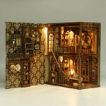 Geöffnetes DIY Book Nook Kit mit großer Miniaturbibliothek, Regalen, Treppen und detaillierter Innenraumgestaltung