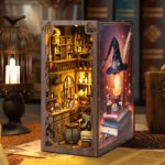 Fantasy Book Nook auf dem Tisch mit warmer Beleuchtung, magischer Bibliothek und liebevollen Miniaturdetails
