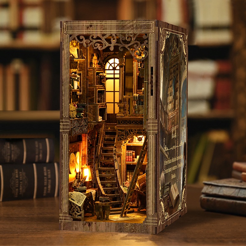 Wisdom Rings Library Book Nook als offene Miniaturbibliothek mit eleganter Holzstruktur, Bücherregalen, Treppenaufbau, warmer LED-Beleuchtung und detailreicher Gestaltung