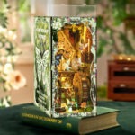 Forest Book Nook zwischen Büchern im Regal, dekorative Miniaturwelt mit warmem LED Licht und Feenlandschaft