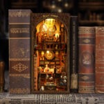 Royal Tailor Book Nook zwischen Büchern mit historischem Schneiderladen und Miniaturdesign
