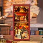 Orientalischer Book Nook auf dem Tisch mit chinesischer Architektur, roten Farben und detailreicher Miniaturwelt