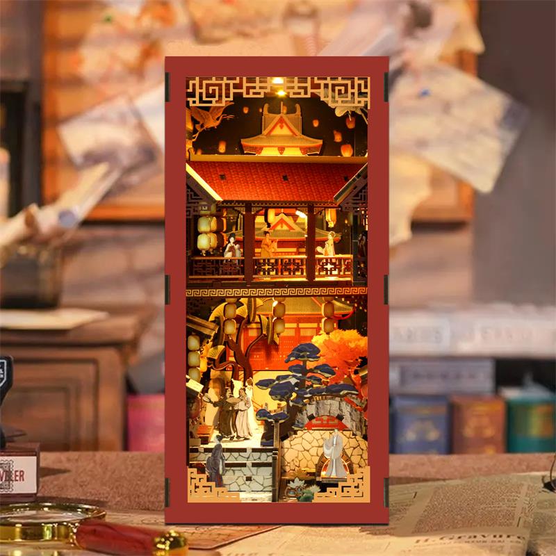 Magisches Bücherzimmer mit einem zauberhaften Alchemie-Arbeitszimmer, inklusive Hexenfigur, Kessel, aufgeschlagenem Buch, Trankregalen, warmer LED-Beleuchtung und fantasievollen Miniaturdetails