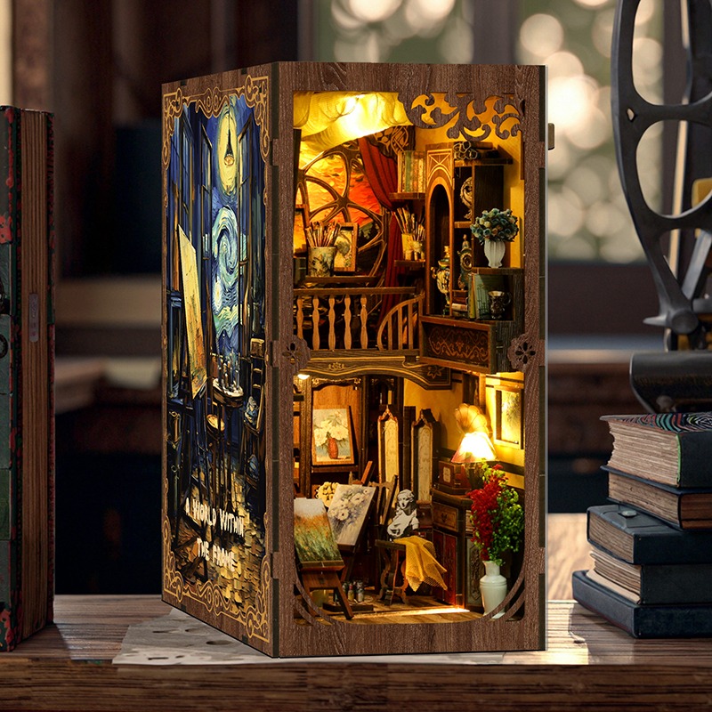 Art Gallery Book Nook als geöffnetes Buch mit Atelieransicht, Miniaturgalerie, Gemälden und kunstvollen Details im warmen Licht.