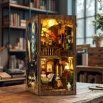 Künstler Atelier Book Nook als Bücherregal-Dekoration mit Miniaturraum und Malzubehör