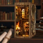 DIY Book Nook Miniatur auf dem Schreibtisch mit warmer LED Beleuchtung und historischer Bibliotheksatmosphäre