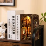 Vintage Schneiderladen Book Nook als Bücherregal-Deko mit warmer Beleuchtung und Miniaturen