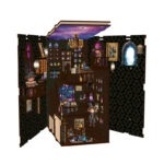 Geöffneter Alchemie Book Nook mit Zauberraum, Regalen, Flaschen und Fantasy-Innenraum