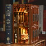 Vintage Bibliothek Book Nook aus Seitenansicht mit Holzdetails, Bücherregalen und Miniaturdeko