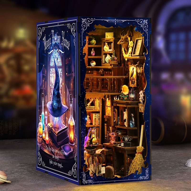 Alchemy Master Book Nook mit magischer Werkstatt, mehrstöckigem Miniaturraum, Zauberregalen, Tränken und leuchtenden Details