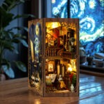 Gemütliches Art Book Nook mit Miniaturatelier, Kunstwerken und stilvoller Raumdekoration