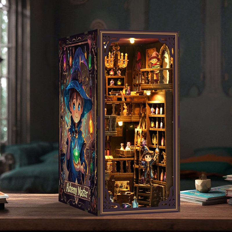 Alchemy Master Book Nook als geöffnetes Miniaturmodell mit Zauberbibliothek, kleinen Magiern, Regalen, Tränken und warmem LED-Licht