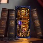 Fantasy Magic Potion Book Nook auf dem Tisch mit magischer Werkstatt und dekorativen Details
