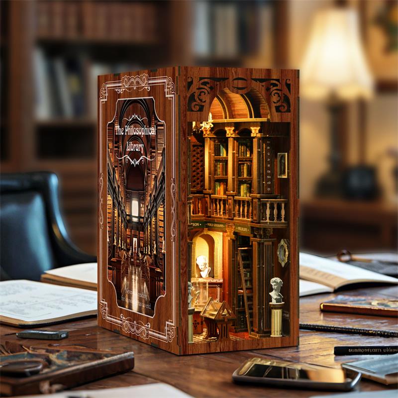 Philosophical Library Book Nook als geöffnetes Miniaturmodell mit Holzdesign, Bibliotheksszene, warmem Licht und detailreicher Dekoration
