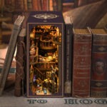 Alchemy Book Nook zwischen Büchern platziert mit magischer Werkstatt und gemütlicher Beleuchtung