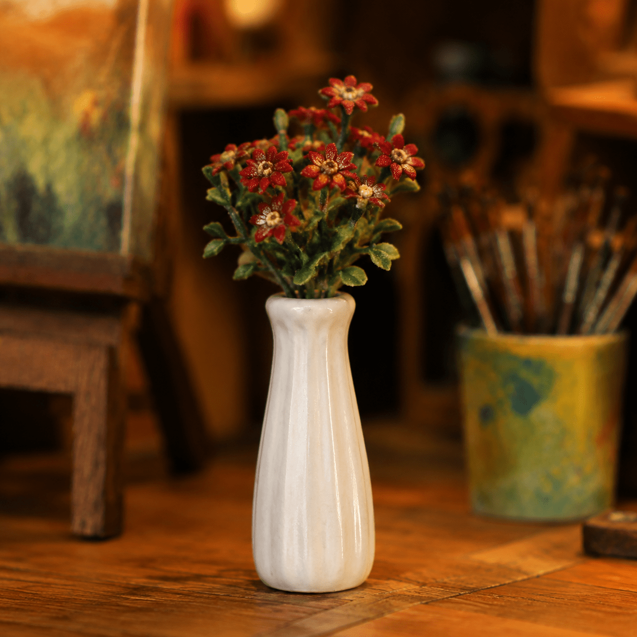 Art Gallery Book Nook Miniatur mit weißer Blumenvase, roten Blumen, Pinseln und liebevollen Atelier-Details