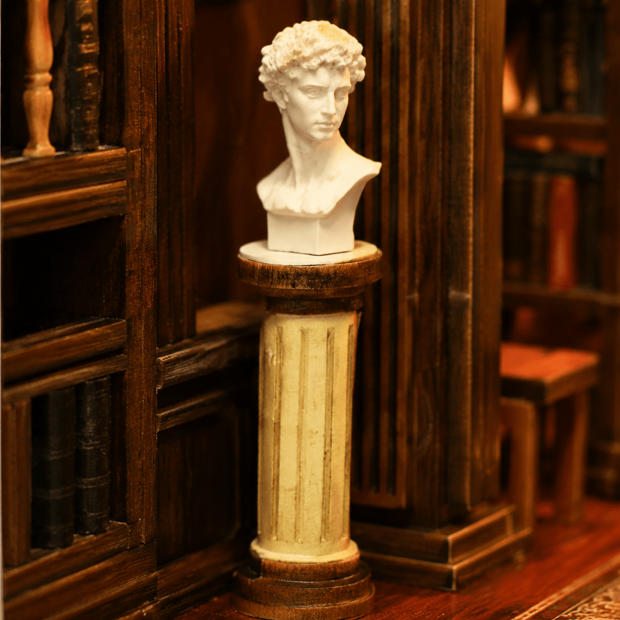 Philosophical Library Book Nook Miniatur mit klassischer Büste, altem Lesepult, Bücherregalen und eleganter Bibliotheksatmosphäre
