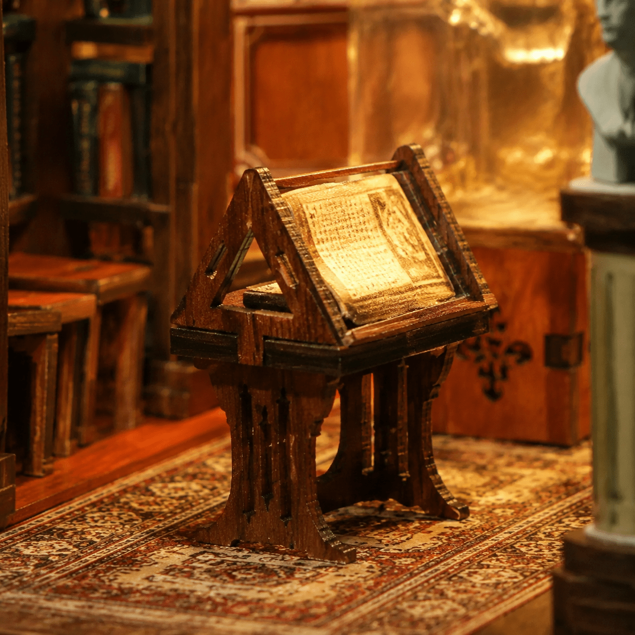 Philosophical Library Book Nook Miniatur mit antikem Lesepult, geöffnetem Buch, Teppich und warmem Bibliothekslicht
