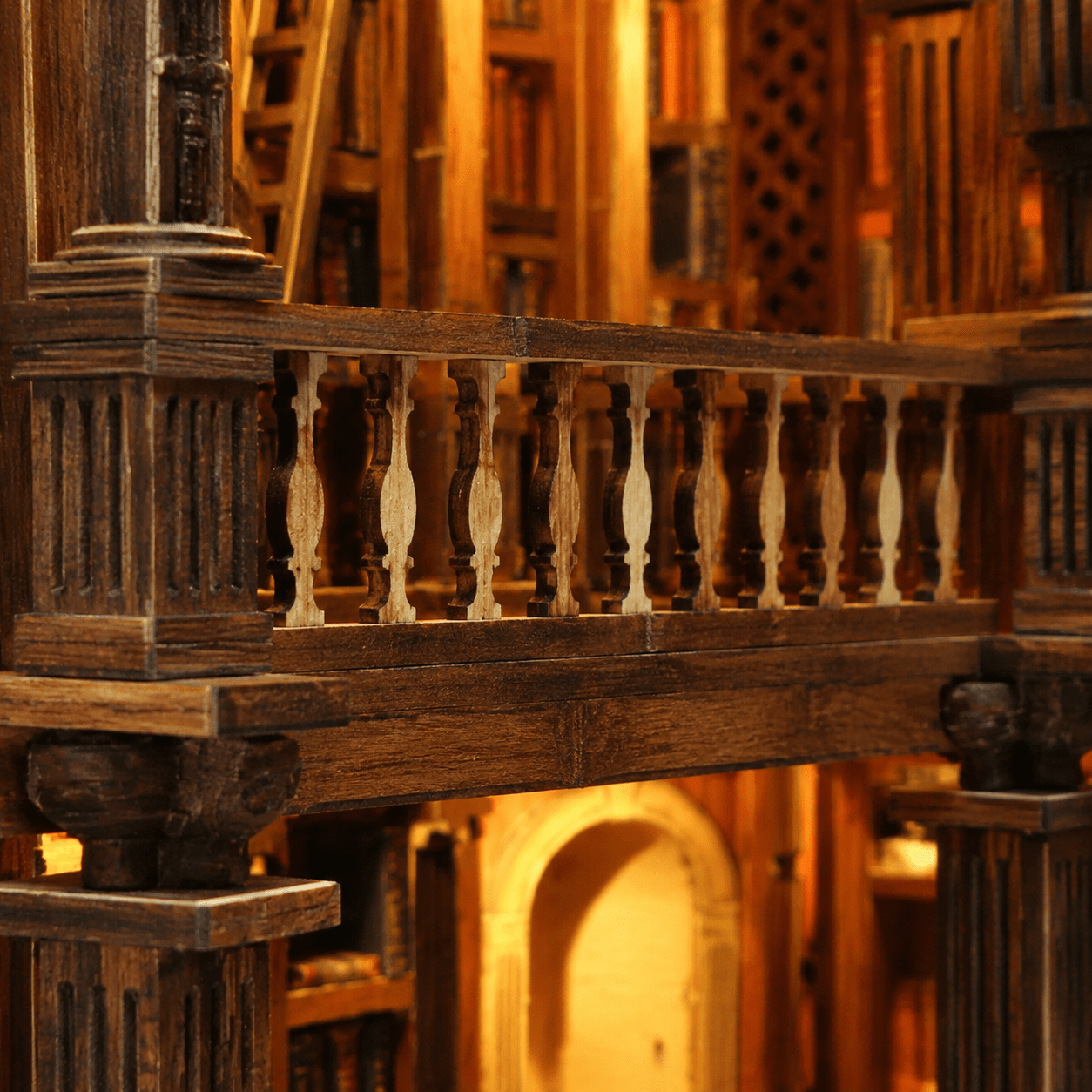 Philosophical Library Book Nook Miniatur mit Holzgalerie, Bücherregalen, Treppe und detailreicher historischer Bibliothek