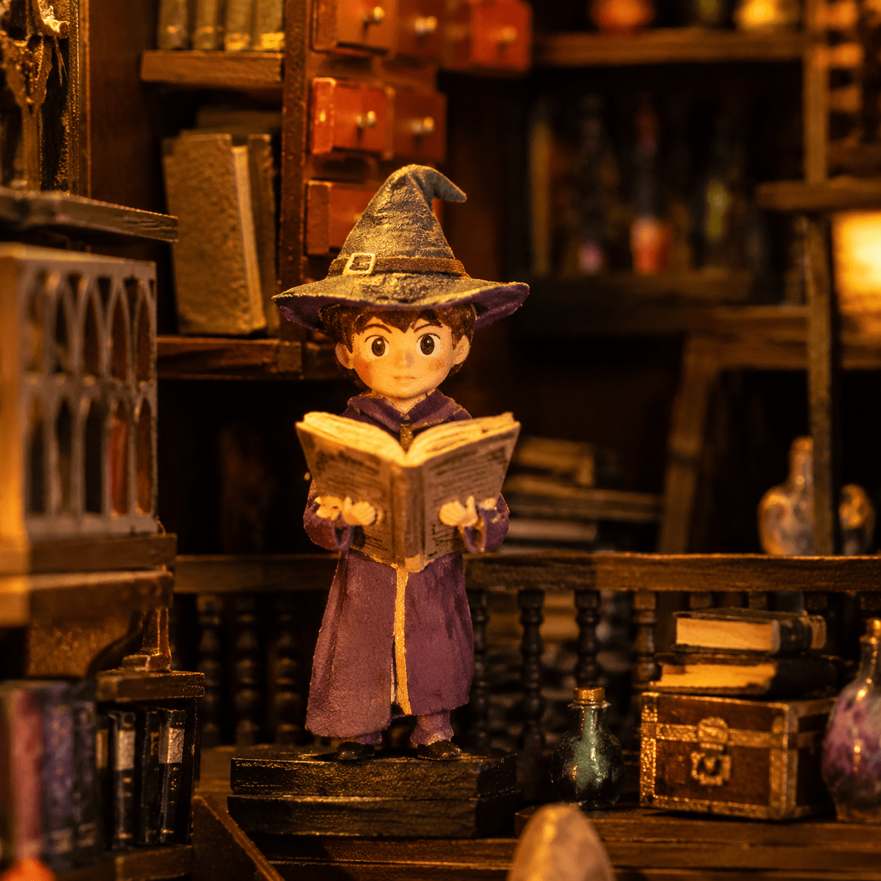 Alchemy Master Book Nook Miniatur mit Alchemistenfigur, Zauberwerkstatt, alten Büchern und mystischer Atmosphäre