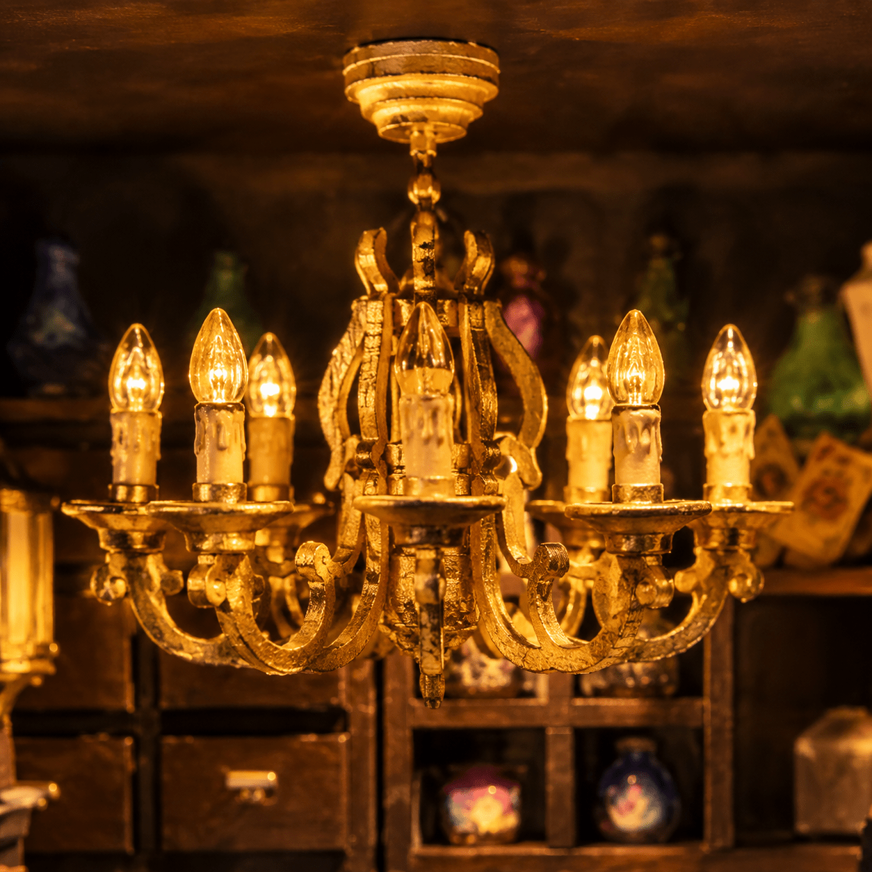 Alchemy Master Book Nook Miniatur mit antikem Kronleuchter, magischen Details und geheimnisvoller Werkstattbeleuchtung