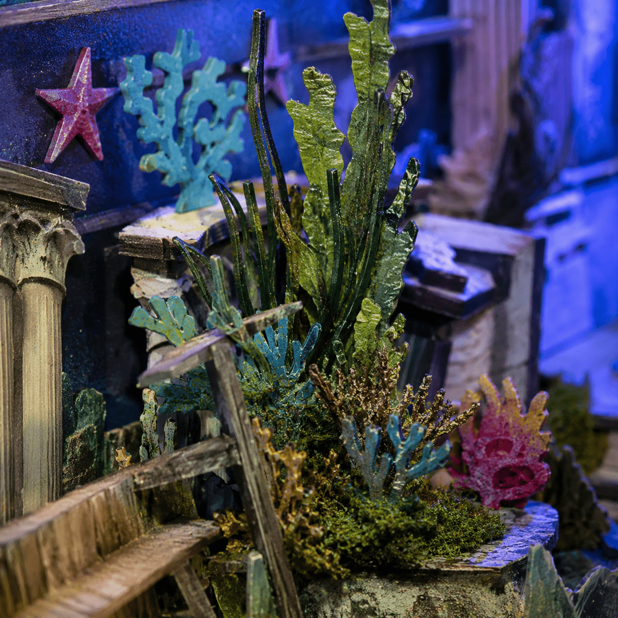Underwater World Book Nook Miniatur mit Korallenriff, Meerespflanzen und detailreicher Unterwasserlandschaft