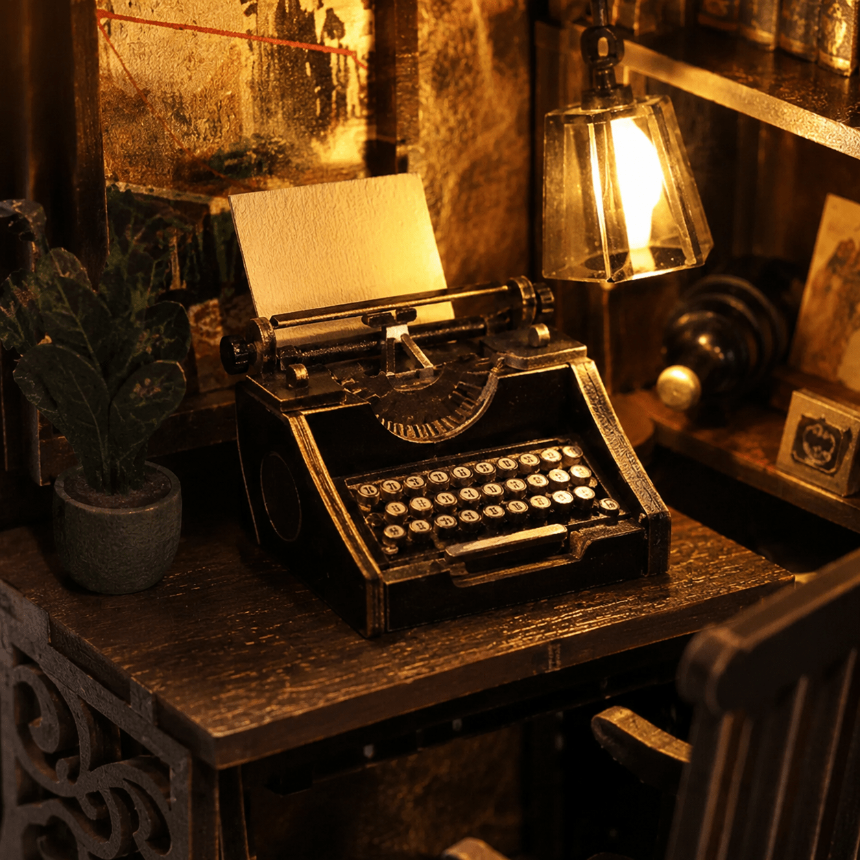Detective Agency Book Nook Miniatur mit altem Schreibtisch, Schreibmaschine, Lampe und geheimnisvoller Detektivszene