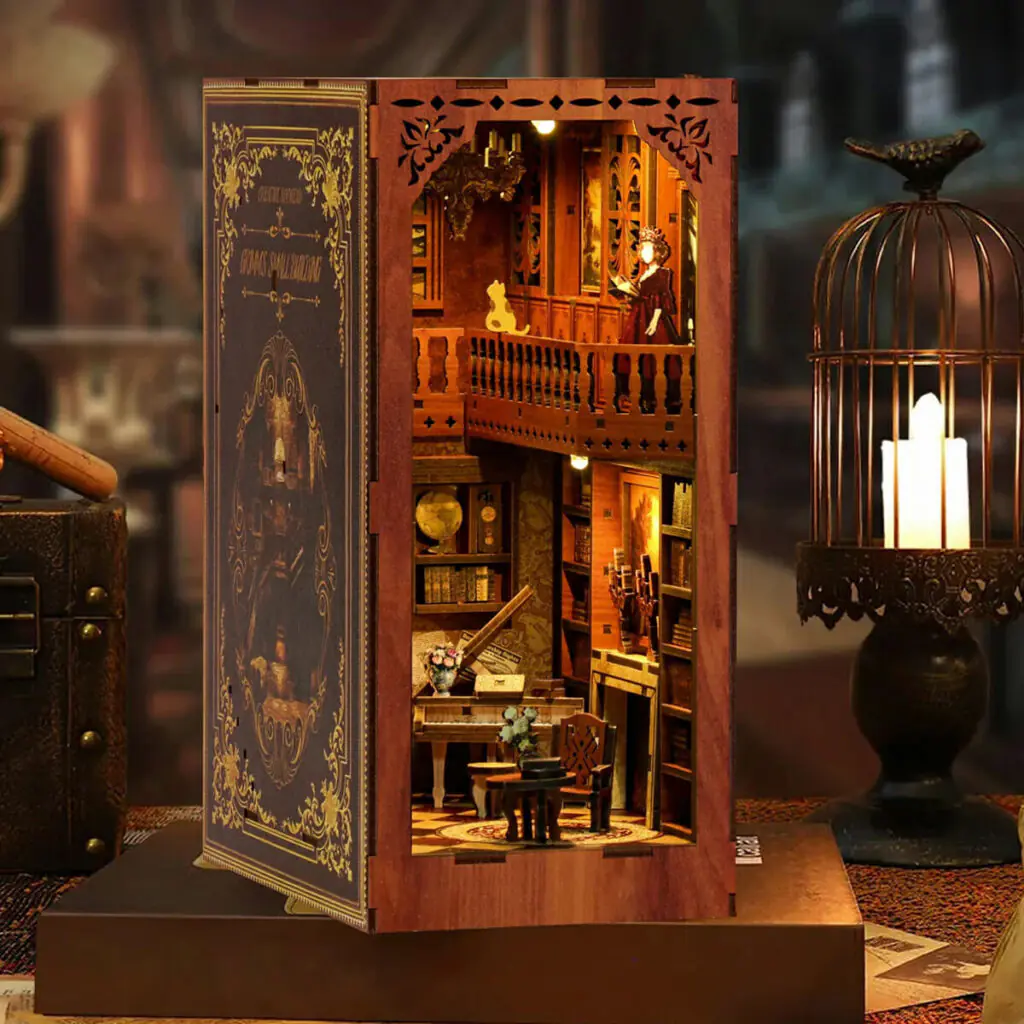 Grimms Häuschen Book Nook Bausatz als offenes Buch mit LED-Licht, Holzkulisse, Miniaturzimmer und märchenhafter Atmosphäre