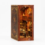 Victorianischer Book Nook DIY Bausatz mit klassischer Bibliothek, Holzdetails und warmer LED Beleuchtung