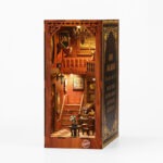 Seitliche Ansicht eines klassischen Library Book Nook mit Bücherregalen, Treppe und viktorianischem Design