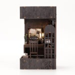 Dark Academia Book Nook seitliche Ansicht mit dunklem Holzdesign, Büchern und geheimnisvoller Atmosphäre