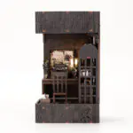 Dark Academia Book Nook seitliche Ansicht mit dunklem Holzdesign, Büchern und geheimnisvoller Atmosphäre