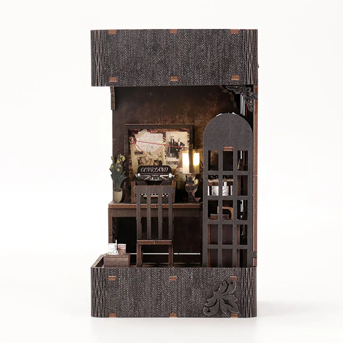 Dark Academia Book Nook seitliche Ansicht mit dunklem Holzdesign, Büchern und geheimnisvoller Atmosphäre