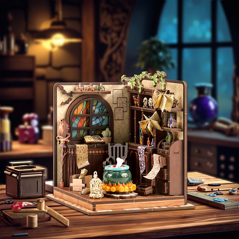 Magic Book House Book Nook mit kompletter magischer Szene, Zauberkessel, Bücherregalen, buntem Fenster und detailreicher Fantasy-Miniatur.