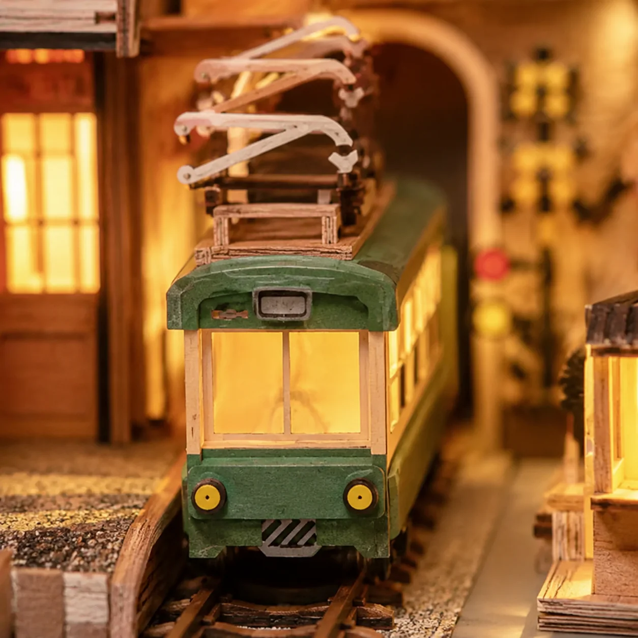 Sakura Art Book Nook Miniatur mit japanischer Straßenbahn, Gleisen und warmer Beleuchtung